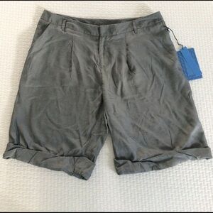 Simply‎ Vera Vera Wang Shorts Women's Size 8 Gray Pleated Cuffed Bermuda NWT